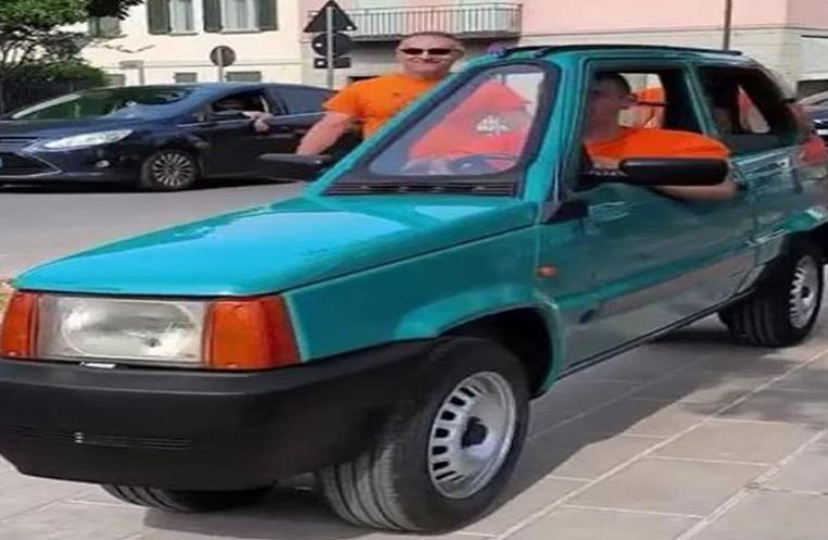 Unique car : दुनिया की सबसे पतली कार कर रही हैरान, लोग देख हो रहे आश्चर्यचकित
