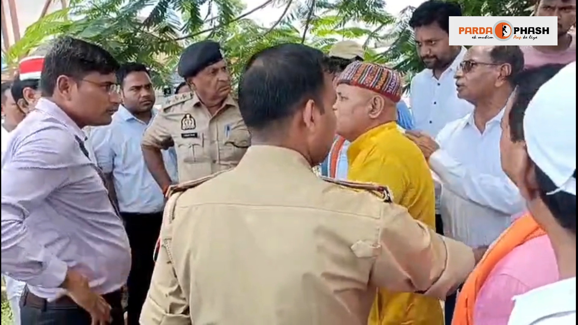 एसडीएम पर गरजे समाजसेवी, बोले – “एसडीएम होगे अपने घर के”, वीडियो वायरल