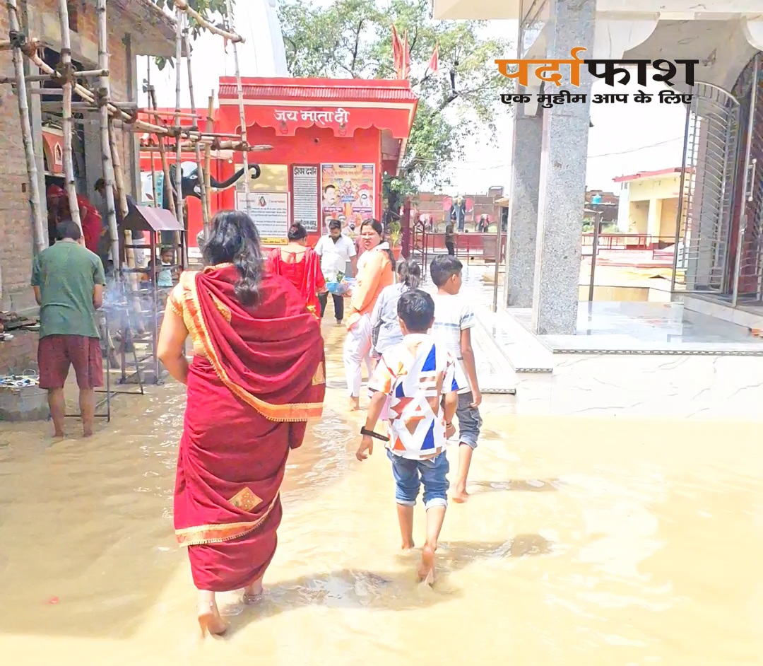 माता बनैलिया मंदिर परिसर में फैला गंदा पानी, श्रद्धालुओं को भारी दिक्कत