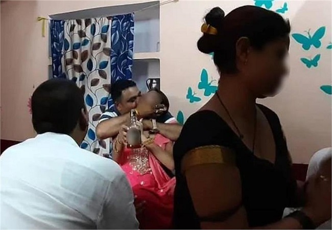 Video Viral : अब सपा नेता का रंगीन मिजाज कैमरे में कैद, गोद में युवती, हाथ में शराब की बोतल…