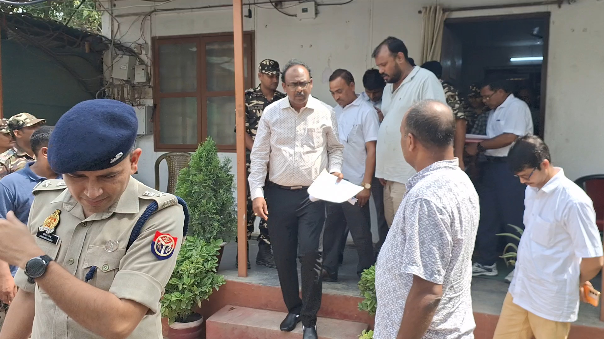 व्यापारियों ने डीएम को सौंपा ज्ञापन, कहा- अंतरराष्ट्रीय बॉर्डर पर यात्रियों को हो रही दिक्कत