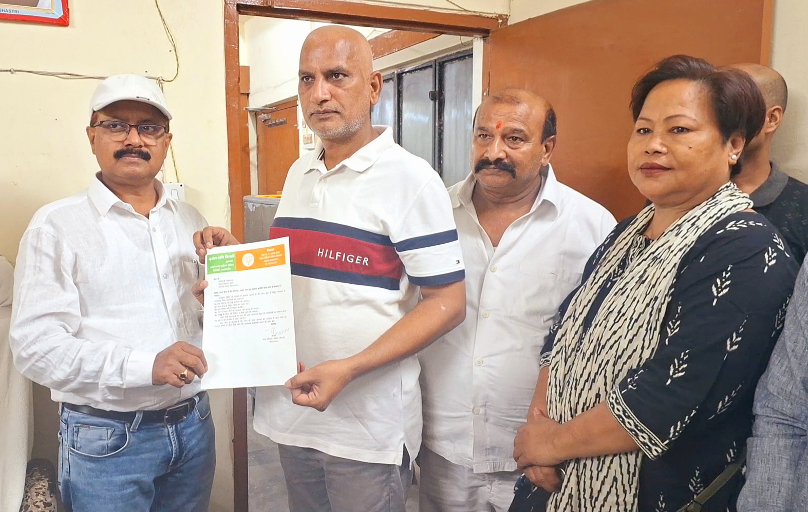 नौतनवां मे बिजली संकट को लेकर पालिका अध्यक्ष ने विद्युत विभाग को सौंपा मांग पत्र 