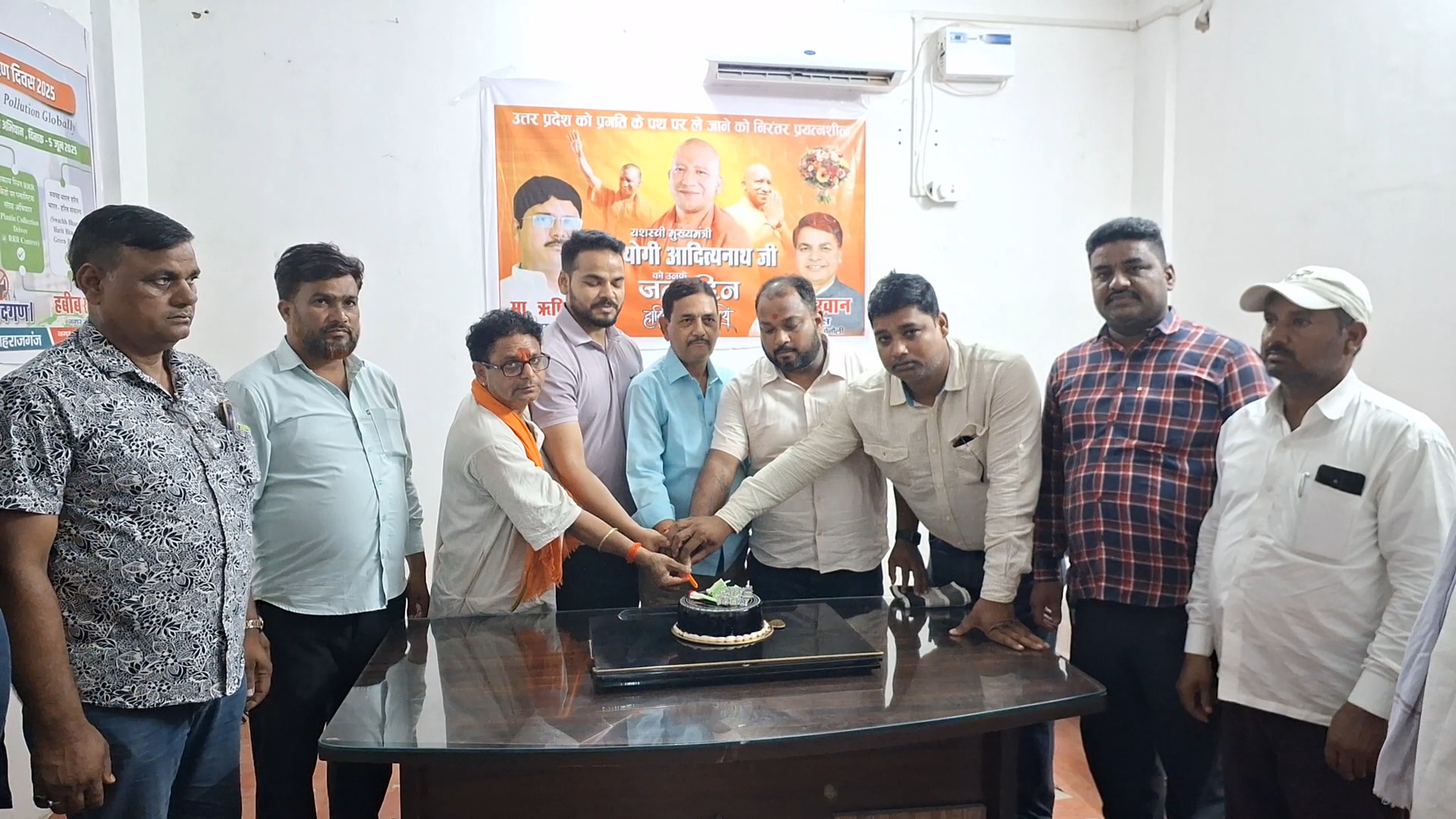 सोनौली:भाजपा नेताओं,सभासद और कर्मचारियों ने मुख्यमंत्री का केक काटकर मनाया 53वा जन्मदिन