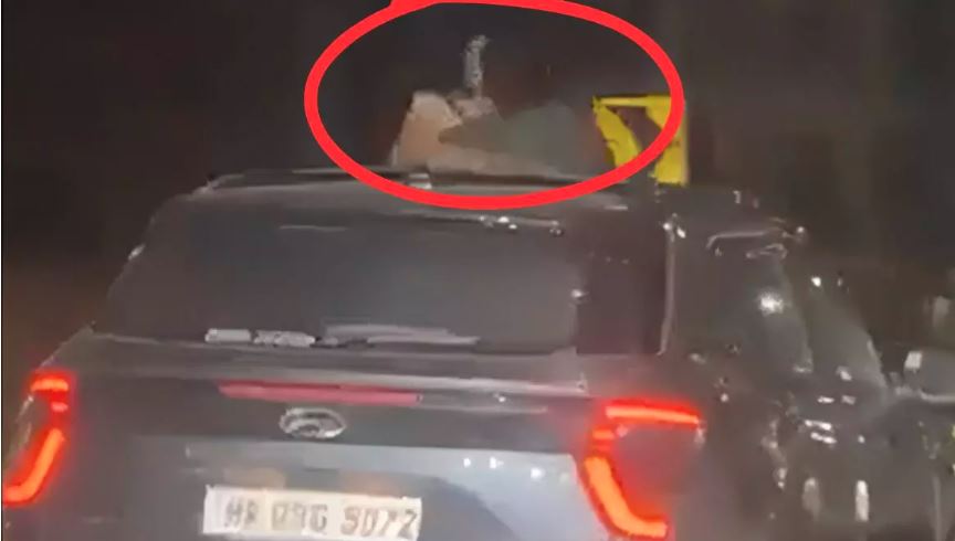Viral Video : कार की सनरूफ खोल कपल ने खुलेआम किया रोमांस, जोड़े पर लगा भारी जुर्माना