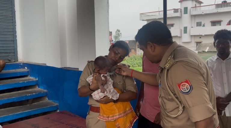 नाले में मिली मासूम बच्ची, दुकानदार की सतर्कता से बची जान