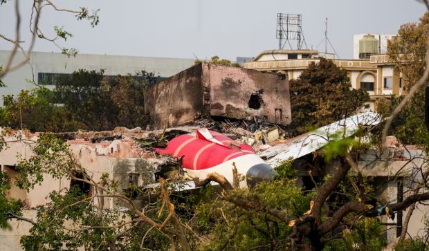 Air India Plane Crash: लगभग 650 फीट की ऊंचाई पर विमान में आई खराबी…​अहमदाबाद विमान हादसे पर नागरिक उड्डयन मंत्रालय का बयान