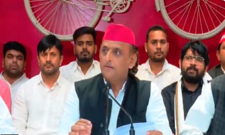 हर शिक्षक से मेरा पारिवारिक संबंध, उनका दर्द मेरा दर्द है, गरीबों को शिक्षा से दूर करने के लिए सरकारी स्कूलों का सरकार कर रही विलय : अखिलेश यादव