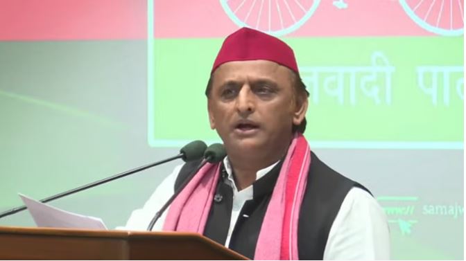 सोने का भाव ‘1 लाख’ से ऊपर जाना, अन्य निवेशों पर अविश्वास और आर्थिक अनिश्चितता का प्रतीक: अखिलेश यादव