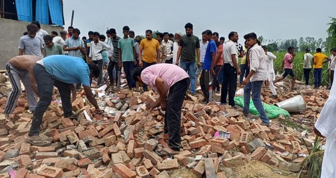 अमरोहा में पटाखा फैक्टरी में विस्फोट: चार से ज्यादा लोगों की मौत, मलबे में दबे लोगों को निकाला जा रहा बाहर