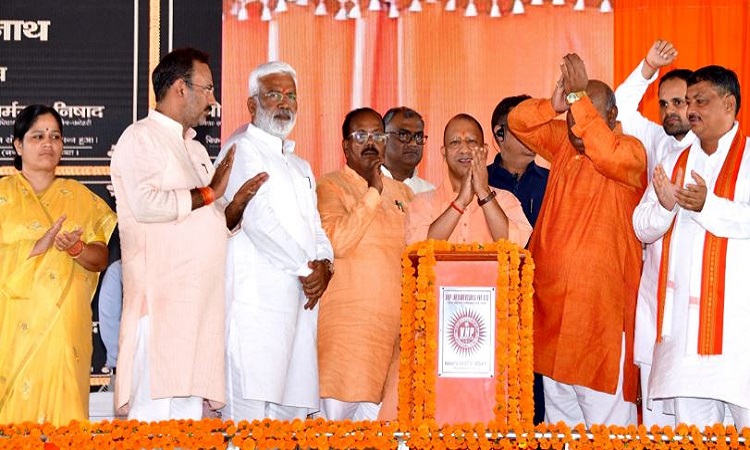 अगर कोई बेटी और व्यापारी की सुरक्षा में खतरा पैदा करेगा तो कानून का डंडा उसको ऐसे चपेट में लेगा, जैसा उसने कभी सोचा भी नहीं होगा: सीएम योगी