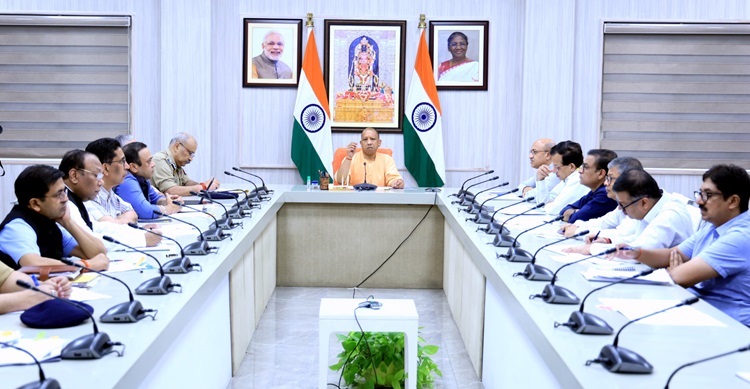 कांवड़ यात्रा मार्ग पर कहीं भी खुले में मांस आदि की बिक्री न हो…सीएम योगी ने अधिकारियों को दिया सख्त निर्देश