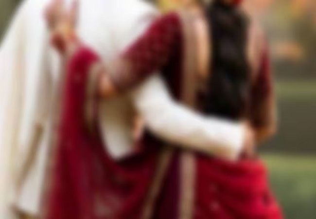 UP News : पांच बच्चों की मां प्रेमी संग फरार, बेटी ने किया विरोध तो फेंका खौलता पानी