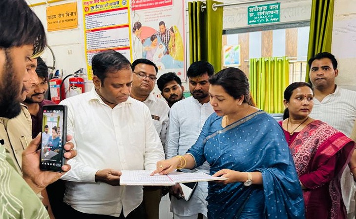 आजमगढ़ के बिलरियागंज स्थित समुदायिक स्वास्थ्य केंद्र का डॉ. प्रियंका मौर्य ने किया औचक निरीक्षण, चिकित्सकों को दिए कई निर्देश