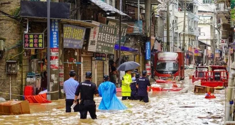 flooding in southwestern China : दक्षिण-पश्चिमी चीन में भीषण बाढ़ ,  80,000 से अधिक लोग कर रहे हैं पलायन