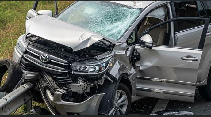 हाई स्पीड चलती कार का दरवाजा खोलना, मौत को देना है दावत