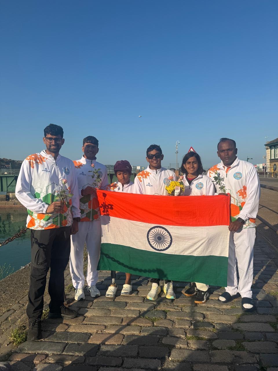 गाजियाबाद के सीडीओ अभिनव गोपाल ने इंग्लिश चैनल को तैरकर रचा इतिहास