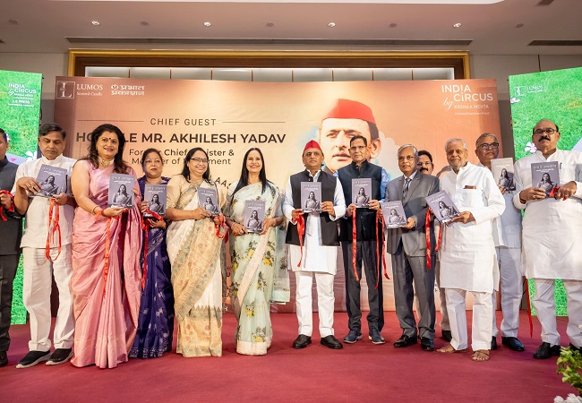 पूर्व एमएलसी कांति सिंह की पुस्तक ‘छूना है आसमान’ का अखिलेश यादव ने किया विमोचन