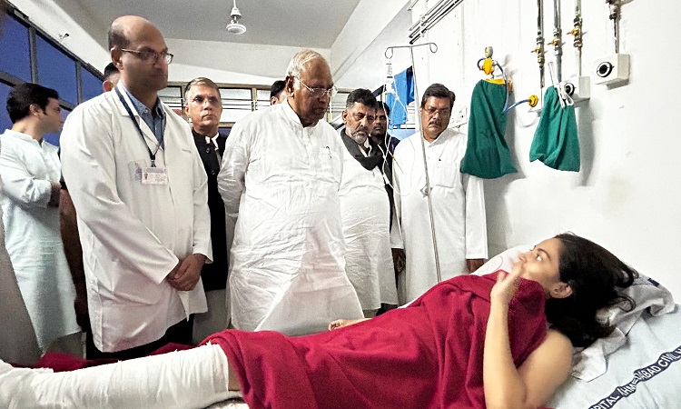 अहमदाबाद विमान हादसे को कभी भुलाया नहीं जा सकेगा…घायलों से मिलने के बाद बोले कांग्रेस अध्यक्ष