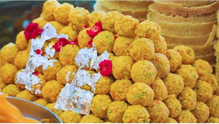 मिठाई की दुकान से खरीदे गए लड्डू में मिला मानव का अंगूठा, मचा हड़कंप, जांच शुरू