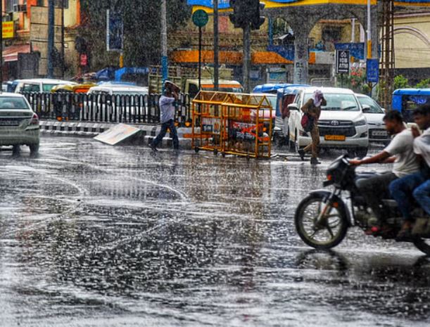लखनऊ में हो रही झमाझम बरसात, कई जिलों में भारी बारिश के अलर्ट जारी