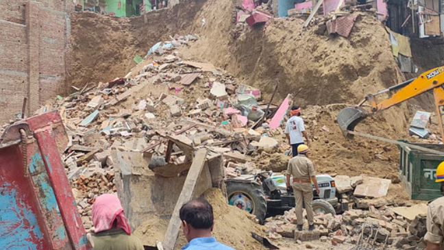 UP News: मथुरा में दर्दनाक हादसा, टीला खिसकने से जमींदोज हुए तीन मकान, मलबे में कई लोगों के दबे होने की आशंका