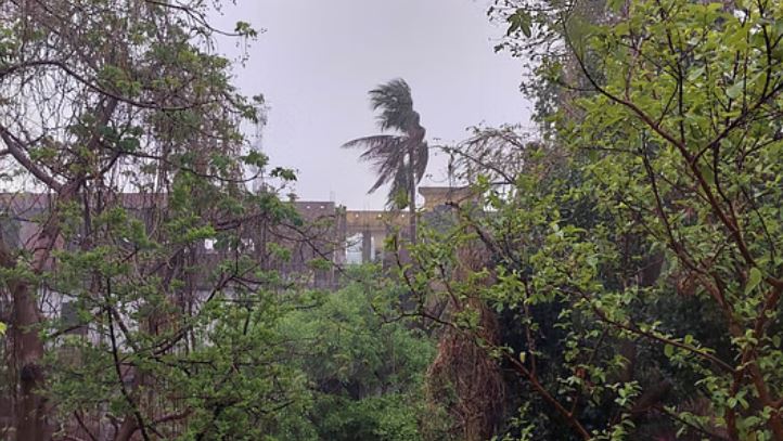 लखनऊ समेत प्रदेश के 60 जिलों में बूंदाबांदी के आसार, चलेंगी तेज हवाएं, लू के चलने का अलर्ट जारी