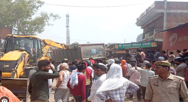 Prayagraj News: सवारियों से भरे टेंपो पर बालू लदा डंपर पलटा, तीन की दर्दनाक मौत