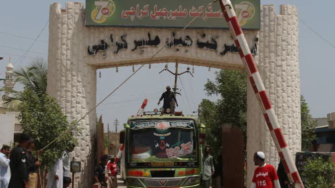 Pakistan : पाकिस्तान में कैदियों ने तलाश लिया भूकंप में अवसर , कराची जेल से 200से अधिक कैदी भागे