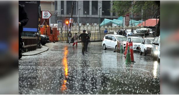 UP Weather Warning : राजधानी लखनऊ समेत इन जिलों में अगले 3 घंटों में गरज के साथ बारिश और ओलावृष्टि का अलर्ट जारी
