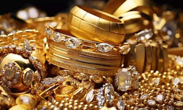 Gold,Silver price Today: सोने में आज फिर गिरावट दर्ज किया गया है, चांदी भी रही फीकी