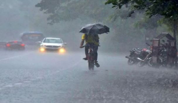 UP weather alert: यूपी के इन जिलों में हो सकती है मूसलाधार बारिश, 18 जिलों में बिजली गिरने का ऑरेंज अलर्ट