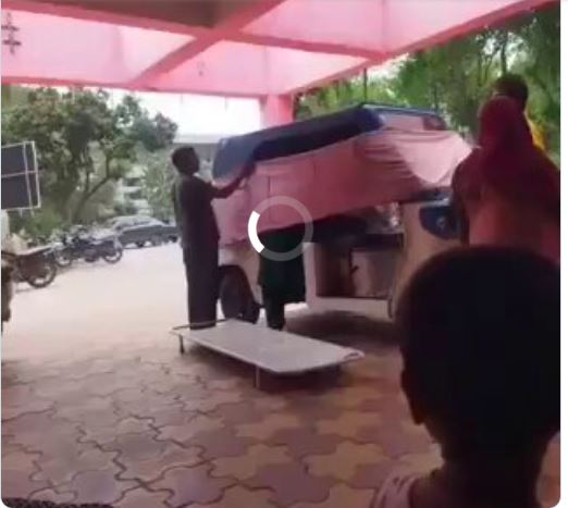 VIDEO : यूपी में महिला ने अस्पताल के बाहर ऑटो में जुड़वा बच्चों को दिया जन्म, स्वास्थ्य विभाग की लापरवाही फिर उजागर