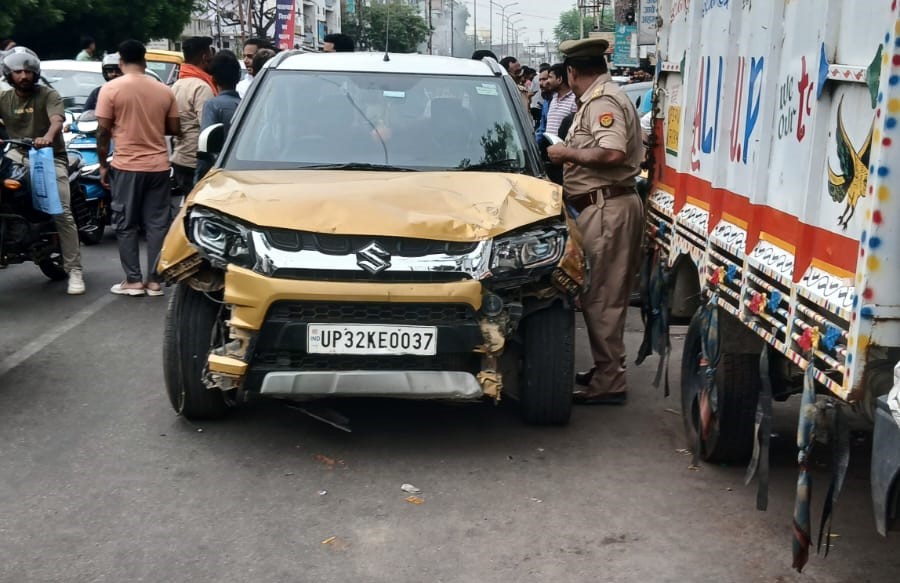 लखनऊ में कार सवार महिला ने 3 लोगों को रौंदा, एक व्यक्ति की मौत, महिला और बच्चा गंभीर, बेकाबू कार खंभे में घुसी