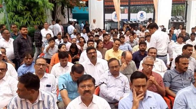 आजमगढ़ के DM के खिलाफ अभियंता लामबंद, विरोध-प्रदर्शन कर की कार्रवाई की मांग