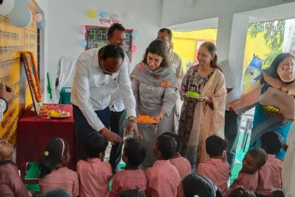 स्कूल चलो अभियान के तहत नवप्रवेशी बच्चों का जिलाधिकारी महराजगंज ने किया स्वागत