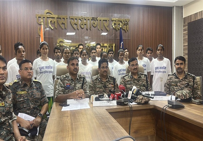 ‘बस्तर बदल रहा है, बंदूकें थम रही हैं…’ छत्तीसगढ़ में 23 नक्सलियों के सरेंडर पर बोले CM विष्णु देव साय