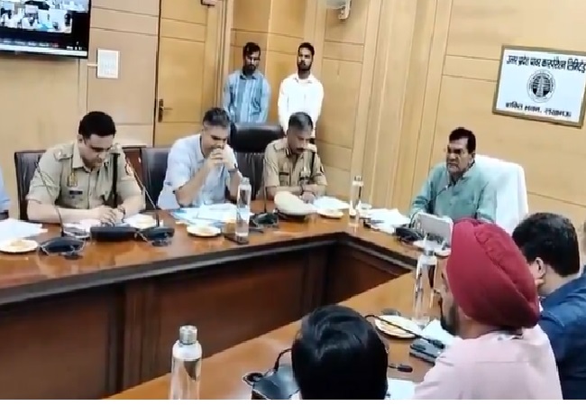 ‘जनता हमें और सरकार को गाली दे रही, आप कह रहे सब ठीक…’ बिजली की समस्या पर ऊर्जा मंत्री एके शर्मा ने अफसरों को सुनाई खरी-खरी