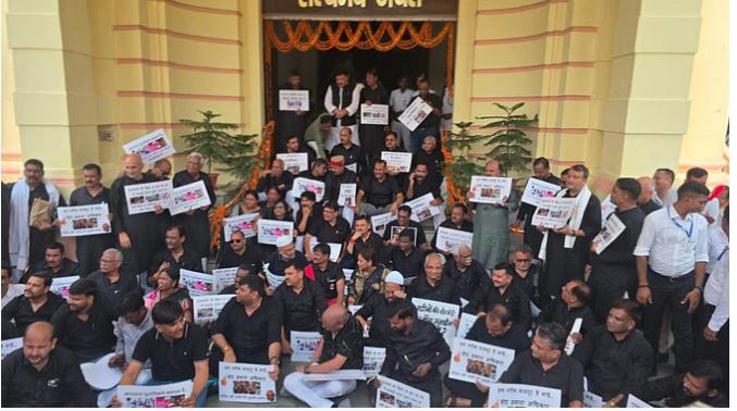 काले कपड़े में विधानसभा पहुंचकर विपक्ष ने मतदाता सूची पुनरीक्षण कार्य का किया विरोध, विपक्षी विधायकों ने रोका स्पीकर का रास्ता