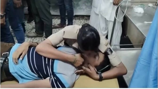 VIDEO-मां की ममता मानने को तैयार नहीं कि उसके बेटे की मौत हो चुकी है, कभी ऑक्सीजन देती तो कभी CPR देकर वापस जिंदा करने की कोशिश करती