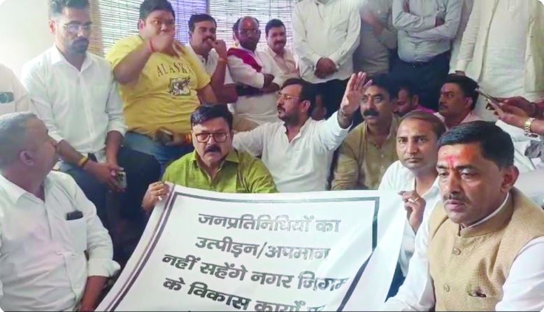 लखनऊ नगर निगम मुख्यालय पर बीजेपी पार्षदों का प्रदर्शन, बोले- नगर आयुक्त नहीं आएंगे तब तक हम यहां से नहीं जाएंगे…