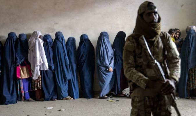 Bangladesh dress code : बांग्लादेश में न्यू ड्रेस कोड पर विवाद, जनता के गुस्से के आगे सरकार को झुकना पड़ा