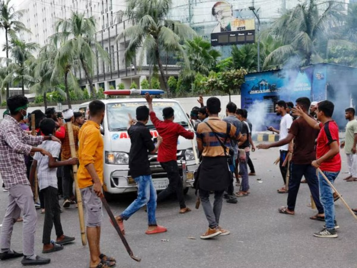 बांग्लादेश में बीएनपी व एनसीपी समर्थकों के बीच हिंसक झड़प, 35 लोगों के घायल होने की सूचना, घायलों में पांच पत्रकार भी शामिल