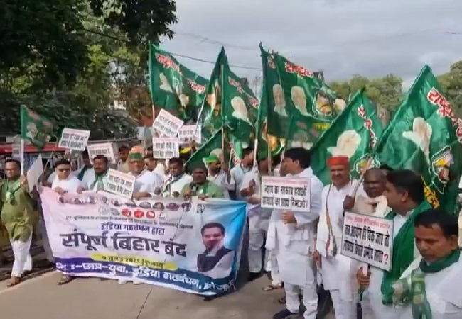 Bihar Bandh Update: वोटर लिस्ट रिवीजन के विरोध में आज बिहार बंद, कई जगह रोकी गई ट्रेनें और सड़कें जाम