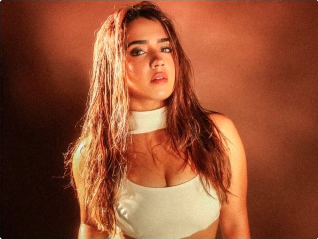 VIDEO-बॉलीवुड एक्ट्रेस रोशनी वालिया की मां देती हैं ऐसी सलाह, ‘पार्टी में जाओ, मजे करो, पर हमेशा प्रोटेक्शन यूज करो …’,