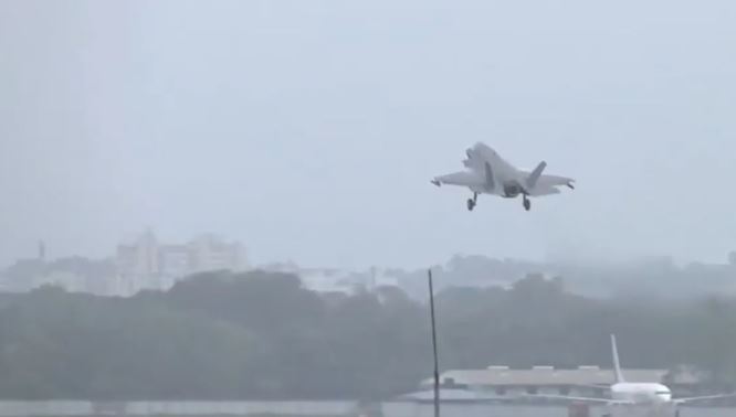 British fighter aircraft F-35B  :  एक महीने बाद ठीक हुआ ब्रिटिश लड़ाकू विमान F-35B , स्वदेश के लिए भरी उड़ान