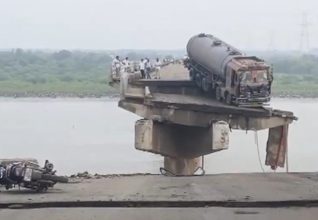 गुजरात के वडोदरा में महिसागर नदी पर बना पुल टूटा; दो ट्रक और एक बोलेरो समेत 4 वाहन नदी में गिरे; तीन की मौत