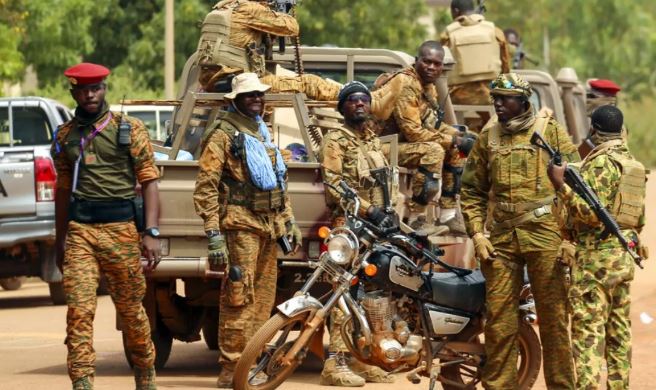 Burkina Faso attacks : बुर्किना फासो में आतंकियों ने मिलिट्री बेस को बनाया निशाना , हमले में 50 सैनिकों की मौत