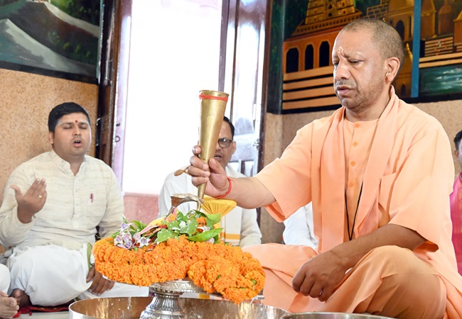 CM योगी ने सावन के पहले दिन गोरखनाथ मंदिर में किया रुद्राभिषेक और हवन पूजन