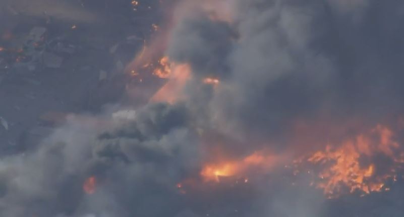 California Fireworks Warehouse Explosion : कैलिफोर्निया के पटाखा गोदाम में भीषण विस्फोट, हजारों फीट तक उठा आग और धुएं का गुबार