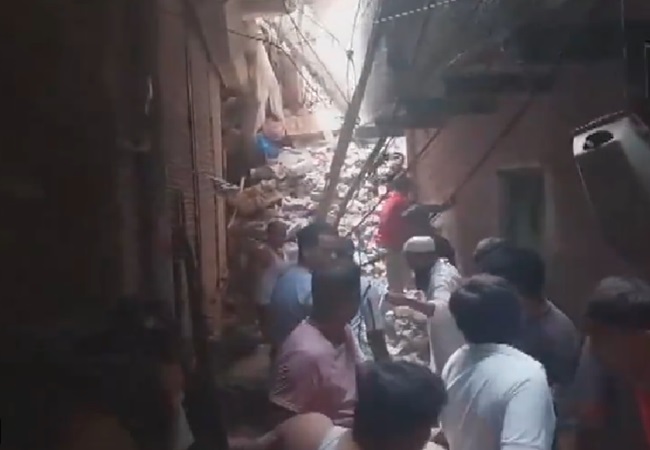 उत्तर-पूर्वी दिल्ली के वेलकम इलाके में ढही चार मंजिला इमारत; कई लोग मलबे में दबे, रेस्क्यू ऑपरेशन जारी